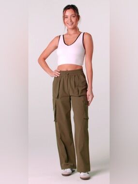 Sz small Wmn’s -FABLETICS Cargo Pockets Hipstop Wide leg in Olive green.
